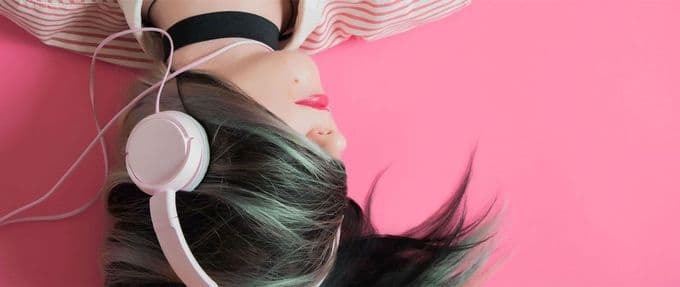 11 of the Best Podcasts for Romance Readers
